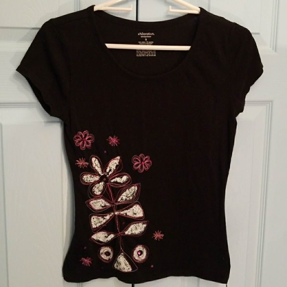 Stitched flower short sleeve tee